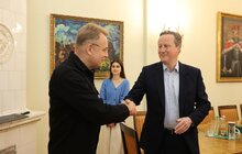 Фото 12: Девід Камерон у Львові залишив запис у Книзі почесних гостей та висадив дерево