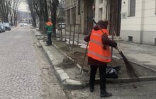 Фото 4: Миють зупинки громадського транспорту та вивозять бруд із піском: комунальні служби Львова прибирають місто після зими
