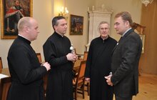 Фото 2: Отці-селезіяни подарували місту статуетку святого Івана Боско