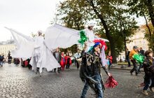 Фото 12: Центром Львова пройшла карнавальна хода: стартував 30-ий Міжнародний театральний фестиваль «Золотий лев»