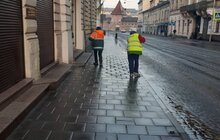 Фото 13: Комунальні служби дезінфікують місто: миють вулиці, тротуари, зупинки транспорту, сходові клітки будинків