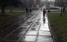 Фото 18: Комунальні служби продовжують дезінфікувати місто: миють вулиці, тротуари, зупинки транспорту, сходові клітки будинків