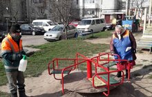 Фото 11: Комунальні служби дезінфікують місто: миють вулиці, тротуари, зупинки транспорту, сходові клітки будинків