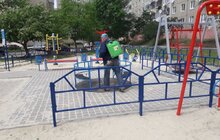 Фото 1: Комунальні служби щоденно проводять дезінфекцію у житлових будинках
