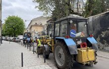Фото 11: У Львові очистили близько 9 тисяч дощоприймачів: з них витягували не лише пісок, а й пляшки, пластиковий посуд та навіть айфон