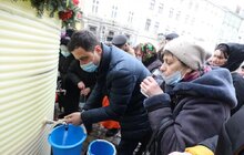 Фото 5: Впродовж дня охочі можуть набрати свяченої води з резервуару на площі Ринок