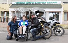 Фото 1: Відомі британські мотомандрівники зібрали гроші для допомоги маленьким українцям
