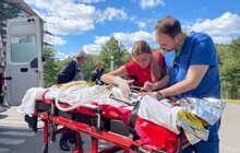 Фото 1: Зі Львова до Австрії евакуювали 17-річну дівчину з Дніпропетровщини, яка постраждала внаслідок обстрілу росіян
