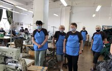 Фото 1: Мер нагородив дипломом колектив ТзОВ «Маріо» за пошиття захисних костюмів для медиків під час карантину