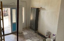 Фото 2: У будинку на вул. Хоткевича, 56, який найбільше постраждав від ракетного обстрілу, відремонтували дах, вікна і монтують ліфти