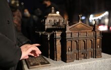 Фото 7: У Львові відкрили мініатюру Оперного театру із шрифтом Брайля