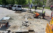 Фото 4: На вул. Винниченка стелять нижній шар асфальту і перемощують бруківку на примиканні до нового покриття