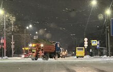 Фото 4: Львів очищають від снігу: вночі працювало 87 прибиральних машин, зранку задіяли ще 12 рейдерів і 63 мотощітки