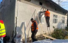 Фото 2: Пошкоджені вікна закрили плівкою, дахи — накрили: у Малехові ліквідовують наслідки вчорашнього обстрілу
