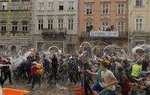 Фото 4: У Львові на пл Ринок триває «Поливаний понеділок»