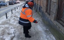 Фото 5: Сьогодні вночі для посипання доріг і тротуарів від ожеледиці використали 277 м³ піскосуміші і солі