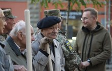 Фото 12: Замість поваленої буревієм тополі – 7 робіній: на площі Катедральній висадили нові дерева