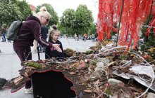 Фото 3: У Львові презентували особливу карту України із колючим дротом та закривавленими ляльками