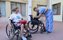 Фото 3: Мама з донькою, які під час ракетного обстрілу росіян втратили ноги, поїхали на протезування до США