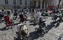 Фото 4: 109 порожніх дитячих візочків: у Львові провели соціальну акцію, щоб нагадати світу про вбитих ворогом дітей