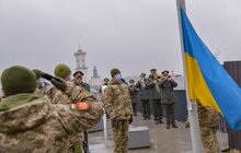 Фото 8: На Меморіалі пам’яті Героїв Небесної Сотні традиційно підняли синьо-жовтий стяг