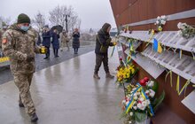 Фото 12: На Меморіалі пам’яті Героїв Небесної Сотні традиційно підняли синьо-жовтий стяг