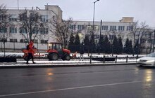 Фото 2: На вулицях міста працюють двірники і снігоприбиральна техніка