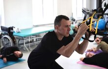 Фото 2: Боєць, який підірвався на двох мінах і втратив ногу, готується до протезування у центрі НЕЗЛАМНІ