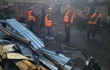 Фото 2: Львівські двірники прибирали місто після російських прильотів до 01:00 год