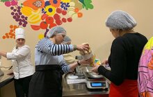 Фото 6: У Львові вимушено переміщені українки спільно з місцевими майстринями випікали пампухи