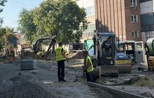 Фото 3: Другий етап реконструкції вул. Залізничної: підрядник замінює мережі та розпочав замощення хідників