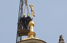 Фото 4: Історичний хрест із собору Святого Юра повернуть на купол до Покрови
