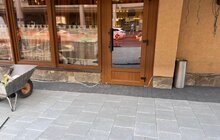 Фото 2: На вул. Генерала Чупринки облаштовують доступний тротуар і безбар’єрні входи до закладів