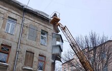 Фото 3: Комунальники у Львові очистили від буруль дахи понад 150 будинків: пішоходів закликають бути обережними