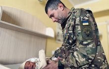 Фото 2: Десять років мріяли про дитину: в лікарні святої Анни у захисника народилась донечка