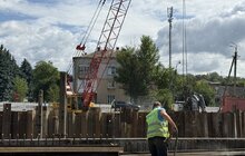 Фото 2: Шляхопровід на Рясне: зі сторони вул. Ковча вже облаштували шпунтову огорожу