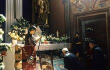 Фото 3: Молитва біля плащаниць храмів Львова