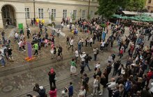 Фото 20: У Львові на пл Ринок триває «Поливаний понеділок»