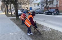 Фото 2: Вулиці Львова прибирають після зими: вже вивезли понад 110 машин бруду та піску