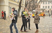 Фото 3: Сьогодні в центрі міста жінкам дарували квіти та вітальні листівки
