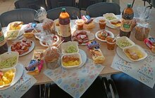 Фото 2: Для тих, хто не має дому: у притулку на вул. Кирилівській організували святковий сніданок