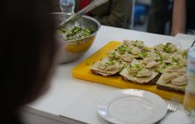 Фото 3: Зіркова американська шеф-кухарка готувала для пацієнтів центру UNBROKEN