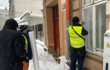 Фото 2: Через ворожий обстріл у Львові вибито понад 100 вікон: більшість з них вже закриті плівкою або фанерою