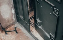 Фото 1: У Львові поблизу палацу Сосновського відреставрували металеву браму з оригінальним декроттуаром