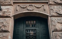 Фото 5: У Львові поблизу палацу Сосновського відреставрували металеву браму з оригінальним декроттуаром