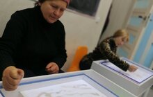 Фото 4: Літні панянки разом з дітьми малювали піском казкових героїв