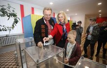 Фото 5: Міський голова Львова з дружиною проголосували на виборчій дільниці