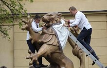 Фото 4: Найбільшого львівського лева вже одягнули у вишиванку