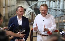 Фото 4: Мер Львова спільно з міністром екології оглянули очисні споруди, де працівники продемонстрували технологію очищення стічних вод від поліетилену