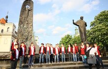 Фото 4: Андрій Садовий подарував ляльці-символу дітей-біженців прапор України